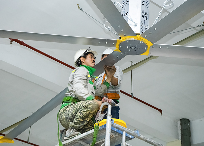 Lắp ráp quạt trần công nghiệp